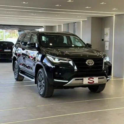 TOYOTA HILUX SW4 2.8 D-4D TURBO DIESEL SRX 7L 4X4 AUTOMÁTICO