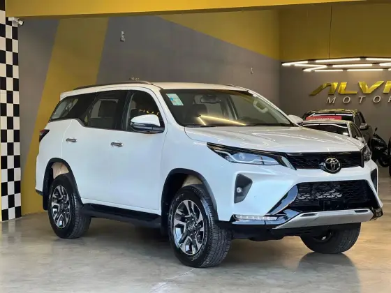 TOYOTA HILUX SW4 2.8 D-4D TURBO DIESEL SRX PLATINUM 7L 4X4 AUTOMÁTICO