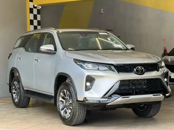 TOYOTA HILUX SW4 2.8 D-4D TURBO DIESEL SRX PLATINUM 7L 4X4 AUTOMÁTICO