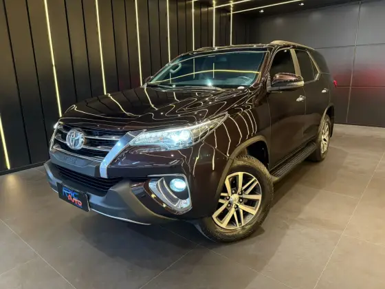 TOYOTA HILUX SW4 2.8 SRX 4X4 7 LUGARES 16V TURBO INTERCOOLER DIESEL 4P AUTOMÁTICO TOYOTA HILUX SW4 2.8 SRX 4X4 7 LUGARES 16V TURBO INTERCOOLER DIESEL 4P AUTOMÁTICO