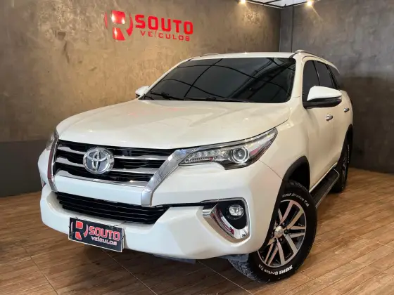 TOYOTA HILUX SW4 2.8 SRX 4X4 7 LUGARES 16V TURBO INTERCOOLER DIESEL 4P AUTOMÁTICO TOYOTA HILUX SW4 2.8 SRX 4X4 7 LUGARES 16V TURBO INTERCOOLER DIESEL 4P AUTOMÁTICO