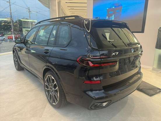 BMW-X7-2025