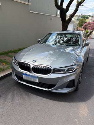 BMW-320i-2022