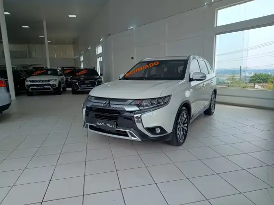 MITSUBISHI-OUTLANDER-2021