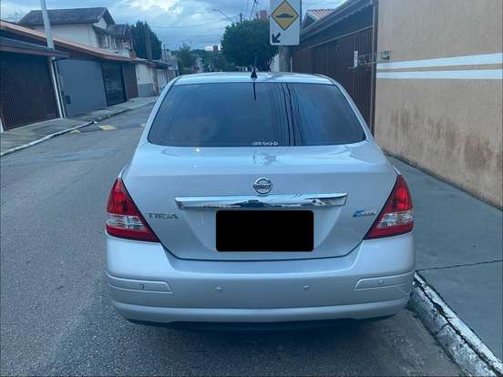 NISSAN-TIIDA-2011