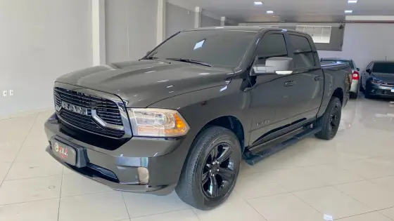 RAM CLASSIC 5.7 V8 GASOLINA LARAMIE NIGHT EDITION CD 4X4 AUTOMÁTICO