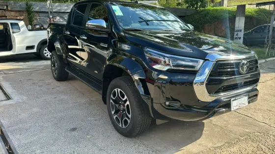 TOYOTA HILUX 2.8 D-4D TURBO DIESEL CD SRX PLUS 4X4 AUTOMÁTICO
