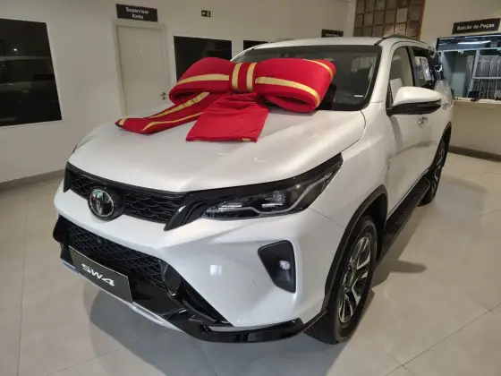 TOYOTA HILUX SW4 2.8 D-4D TURBO DIESEL SRX PLATINUM 7L 4X4 AUTOMÁTICO