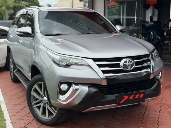 TOYOTA HILUX SW4 2.8 SRX 4X4 7 LUGARES 16V TURBO INTERCOOLER DIESEL 4P AUTOMÁTICO