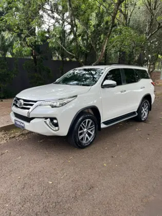 TOYOTA HILUX SW4 2.8 SRX 4X4 7 LUGARES 16V TURBO INTERCOOLER DIESEL 4P AUTOMÁTICO TOYOTA HILUX SW4 2.8 SRX 4X4 7 LUGARES 16V TURBO INTERCOOLER DIESEL 4P AUTOMÁTICO
