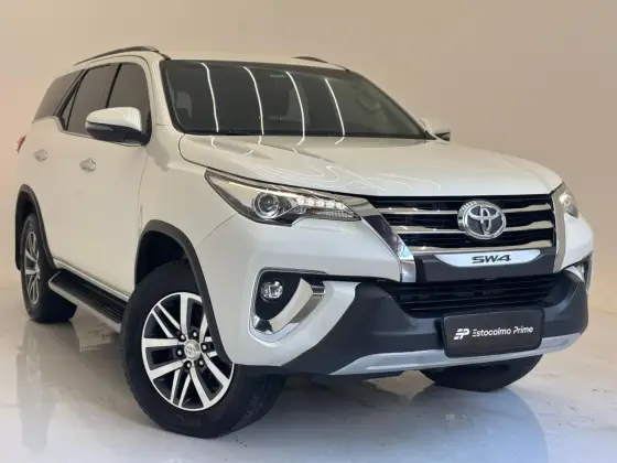 TOYOTA HILUX SW4 2.8 SRX 4X4 7 LUGARES 16V TURBO INTERCOOLER DIESEL 4P AUTOMÁTICO