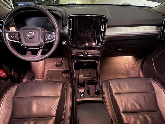 VOLVO-XC40-2021