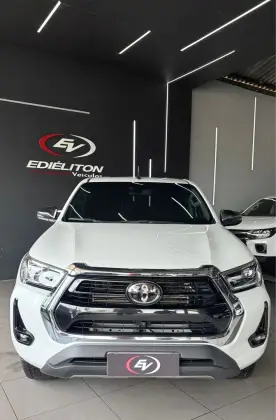 TOYOTA HILUX 2.8 D-4D TURBO DIESEL CD SR 4X4 AUTOMÁTICO