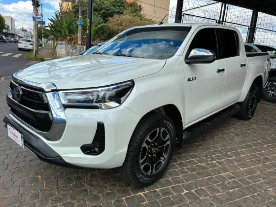 TOYOTA HILUX 2.8 D-4D TURBO DIESEL CD SRX 4X4 AUTOMÁTICO