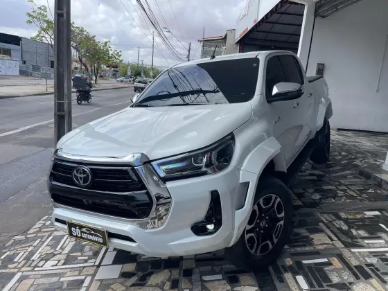 TOYOTA HILUX 2.8 D-4D TURBO DIESEL CD SRX PLUS 4X4 AUTOMÁTICO