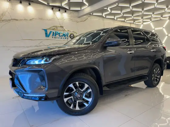 TOYOTA HILUX SW4 2.8 D-4D TURBO DIESEL DIAMOND 7L 4X4 AUTOMÁTICO