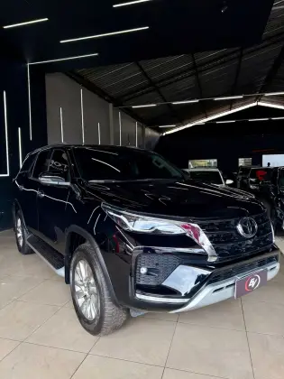 TOYOTA HILUX SW4 2.8 D-4D TURBO DIESEL SRX 7L 4X4 AUTOMÁTICO
