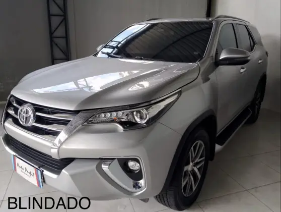 TOYOTA HILUX SW4 2.8 SRX 4X4 7 LUGARES 16V TURBO INTERCOOLER DIESEL 4P AUTOMÁTICO