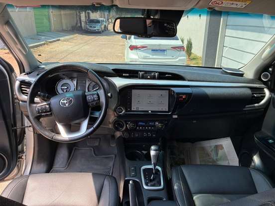 TOYOTA-HILUX-2.8 D-4D TURBO DIESEL CD SRX PLUS 4X4 AUTOMÁTICO TOYOTA-HILUX-2024