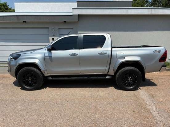 TOYOTA-HILUX-2.8 D-4D TURBO DIESEL CD SRX PLUS 4X4 AUTOMÁTICO TOYOTA-HILUX-2024