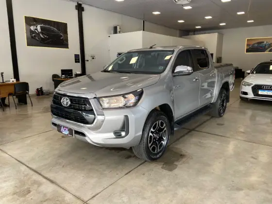TOYOTA HILUX 2.8 D-4D TURBO DIESEL CD SRV 4X4 AUTOMÁTICO