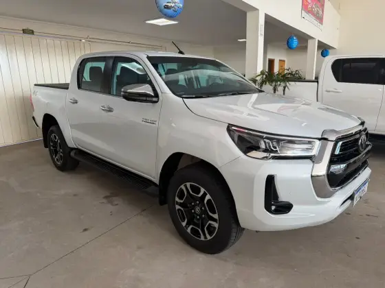 TOYOTA HILUX 2.8 D-4D TURBO DIESEL CD SRX 4X4 AUTOMÁTICO TOYOTA HILUX 2.8 D-4D TURBO DIESEL CD SRX 4X4 AUTOMÁTICO