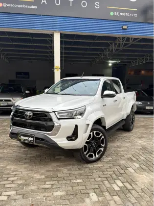 TOYOTA HILUX 2.8 D-4D TURBO DIESEL CD SRX PLUS 4X4 AUTOMÁTICO