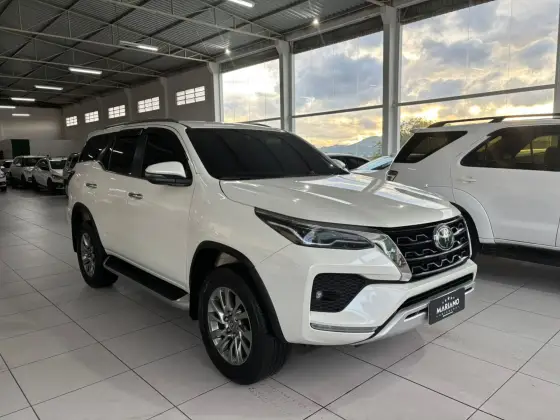 TOYOTA HILUX SW4 2.8 D-4D TURBO DIESEL SRX 4X4 AUTOMÁTICO