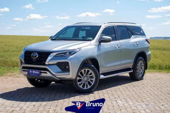 TOYOTA HILUX SW4 2.8 D-4D TURBO DIESEL SRX 4X4 AUTOMÁTICO