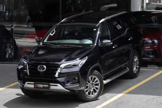 TOYOTA HILUX SW4 2.8 D-4D TURBO DIESEL SRX 7L 4X4 AUTOMÁTICO TOYOTA HILUX SW4 2.8 D-4D TURBO DIESEL SRX 7L 4X4 AUTOMÁTICO