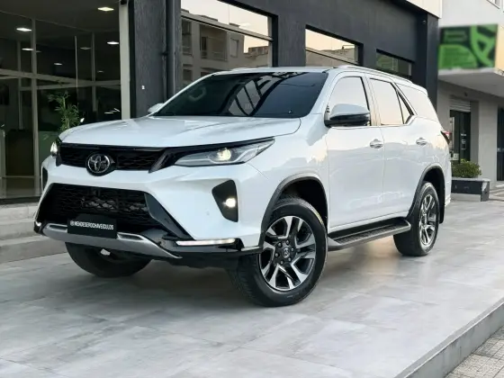 TOYOTA HILUX SW4 2.8 D-4D TURBO DIESEL SRX PLATINUM 7L 4X4 AUTOMÁTICO
