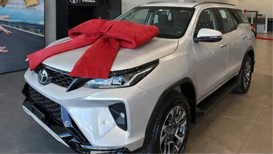 TOYOTA HILUX SW4 2.8 D-4D TURBO DIESEL SRX PLATINUM 7L 4X4 AUTOMÁTICO