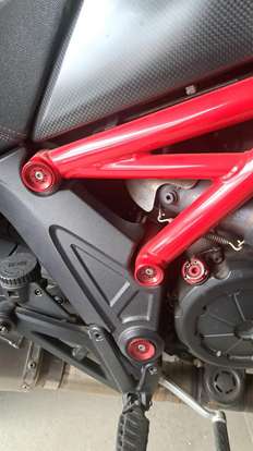 DUCATI-DIAVEL CARBON-2012