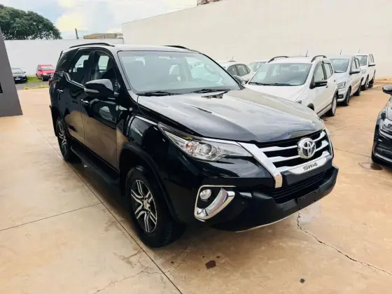 TOYOTA HILUX SW4 2.7 SR 7 LUGARES 4X2 16V FLEX 4P AUTOMÁTICO TOYOTA HILUX SW4 2.7 SR 7 LUGARES 4X2 16V FLEX 4P AUTOMÁTICO