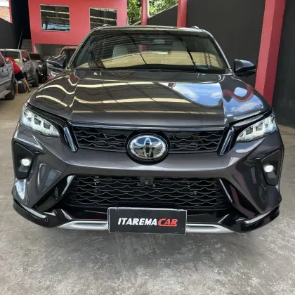 TOYOTA HILUX SW4 2.8 D-4D TURBO DIESEL DIAMOND 7L 4X4 AUTOMÁTICO