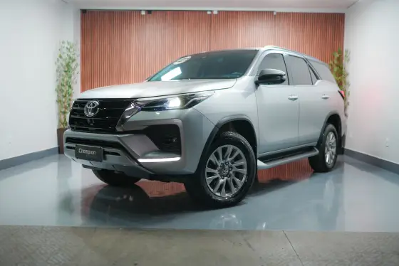 TOYOTA HILUX SW4 2.8 D-4D TURBO DIESEL SRX 4X4 AUTOMÁTICO TOYOTA HILUX SW4 2.8 D-4D TURBO DIESEL SRX 4X4 AUTOMÁTICO