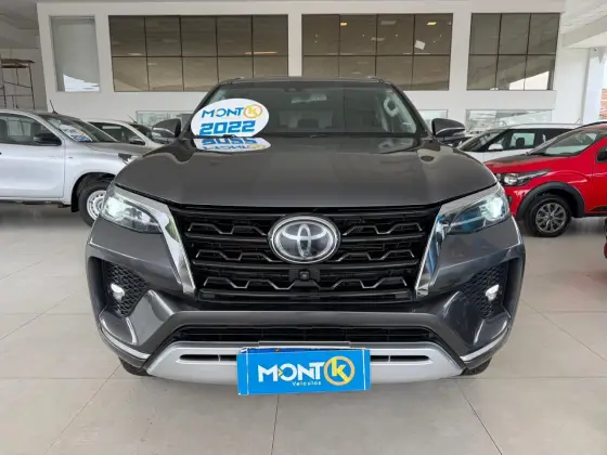 TOYOTA HILUX SW4 2.8 D-4D TURBO DIESEL SRX 7L 4X4 AUTOMÁTICO TOYOTA HILUX SW4 2.8 D-4D TURBO DIESEL SRX 7L 4X4 AUTOMÁTICO