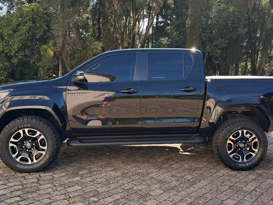 TOYOTA-HILUX-2.8 D-4D TURBO DIESEL CD SRX PLUS 4X4 AUTOMÁTICO TOYOTA-HILUX-2024