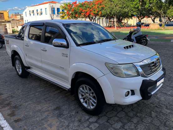 TOYOTA-HILUX-2014