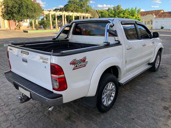 TOYOTA-HILUX-3.0 SRV TOP 4X4 CD 16V TURBO INTERCOOLER DIESEL 4P AUTOMÁTICO TOYOTA-HILUX-2014