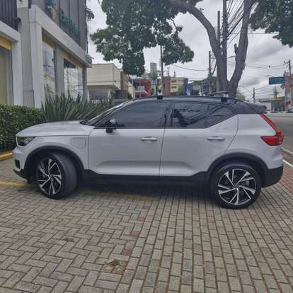 VOLVO-XC40-2020