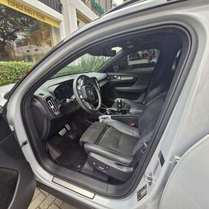 VOLVO-XC40-2020