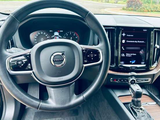 VOLVO-XC60-2020
