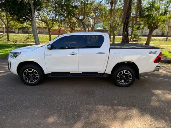 TOYOTA HILUX 2.8 D-4D TURBO DIESEL CD SRX 4X4 AUTOMÁTICO
