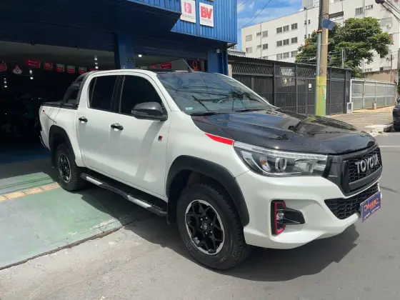 TOYOTA HILUX 2.8 GR SPORT 4X4 CD 16V DIESEL 4P AUTOMÁTICO