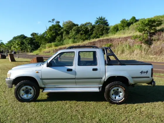 TOYOTA HILUX 3.0 SR 4X4 CD 8V TURBO DIESEL 4P MANUAL