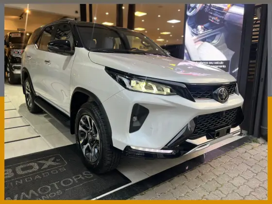 TOYOTA HILUX SW4 2.8 D-4D TURBO DIESEL DIAMOND 7L 4X4 AUTOMÁTICO TOYOTA HILUX SW4 2.8 D-4D TURBO DIESEL DIAMOND 7L 4X4 AUTOMÁTICO