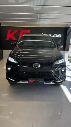 TOYOTA HILUX SW4 2.8 D-4D TURBO DIESEL DIAMOND 7L 4X4 AUTOMÁTICO