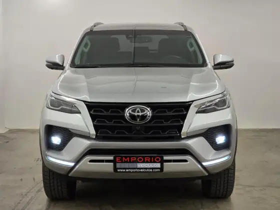 TOYOTA HILUX SW4 2.8 D-4D TURBO DIESEL SRX 4X4 AUTOMÁTICO