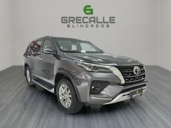 TOYOTA HILUX SW4 2.8 D-4D TURBO DIESEL SRX 7L 4X4 AUTOMÁTICO TOYOTA HILUX SW4 2.8 D-4D TURBO DIESEL SRX 7L 4X4 AUTOMÁTICO